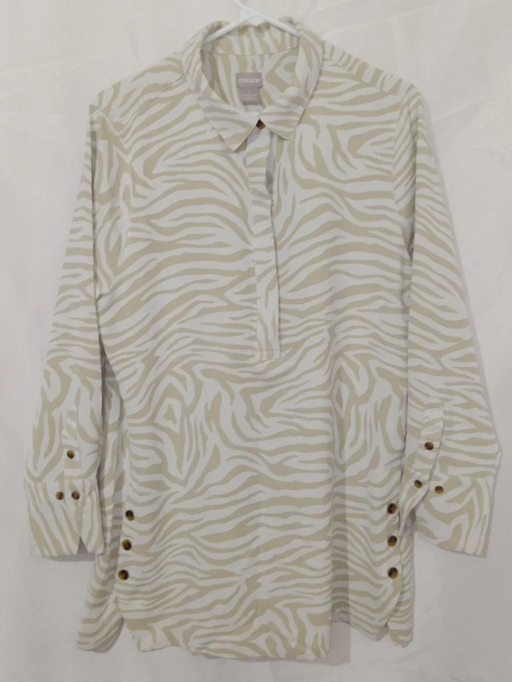 Chico’s Zebra Print Tunic Top Womens L Tan Cream Step Hem Button Detail